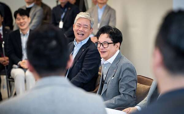 CJ그룹 이재현 회장이 서울 종로구 CJ대한통운 본사를 찾아 '무빙 유닛' 소통을 갖는 모습. 왼쪽부터 CJ대한통운 신영수 대표, 이재현 회장. /CJ그룹