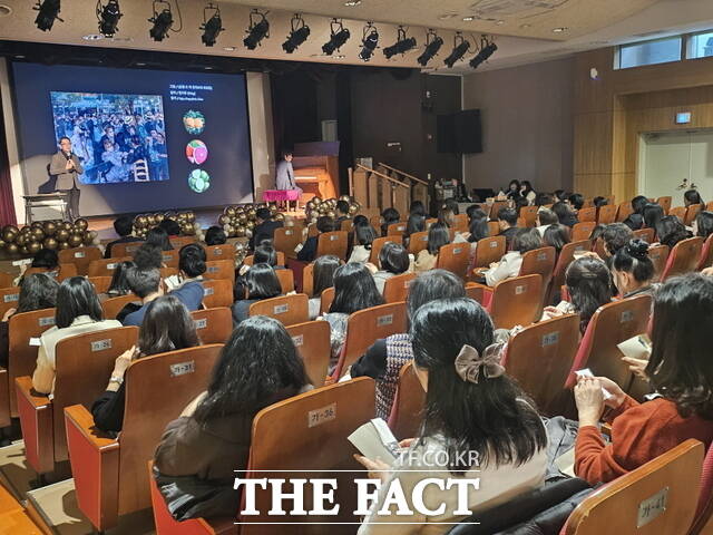 천안교육지원청이 특수·통합학급 교사 150명 대상 쉼이 있는 인문학 콘서트를 개최했다. /천안교육지원청