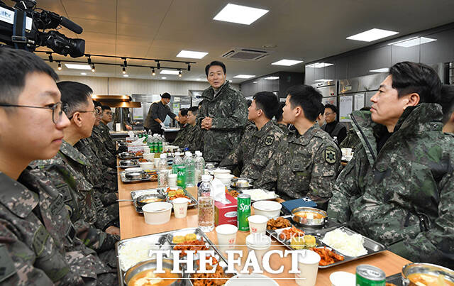 성일종 국방위원장이 22일 강원도 인제군 12사단 향로봉경계작전중대를 방문해 부대원들을 격려하고 있다. /국회사진기자단