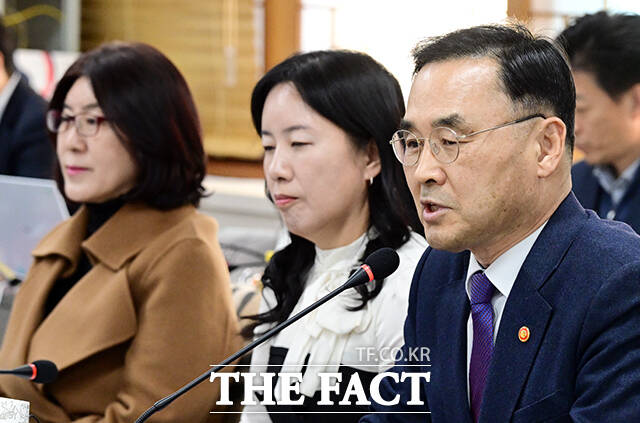 차정인 국가교육위원장(왼쪽)이 22일 오후 서울 종로구 정부서울청사에서 열린 민주시민교육 특별위원회 위촉식에 참석해 인사말을 하고 있다. /임영무 기자