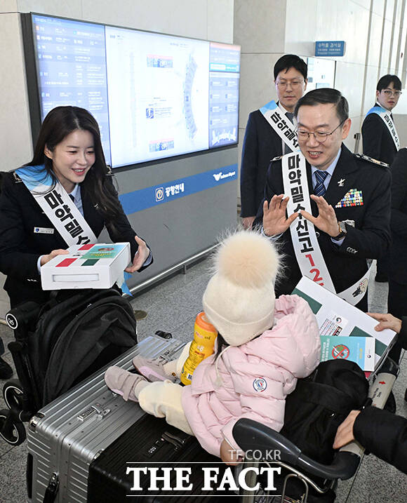 공항 이용객들에게 '마약밀수 근절' 캠페인 펼치는 관세청.