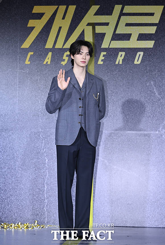 배우 이채민과, 김혜준, 이준호, 김향기, 김병철, 강한나(왼쪽부터)가 22일 오전 서울 강남구 웨스틴 서울 파르나스에서 열린 넷플릭스 새 시리즈 '캐셔로' 제작발표회에 참석해 포즈를 취하고 있다. /박헌우 기자