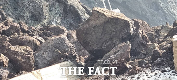4000톤 정도의 대형 돌덩이가 떨어져 있다. /독자 제공