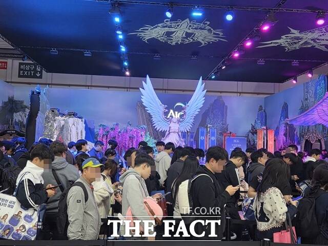 지난달 14일 부산 벡스코에서 열린 '지스타 2025'에서 엔씨소프트의 '아이온2' 시연을 하기 위해 방문객들이 줄 지어 기다리고 힜다. /우지수 기자