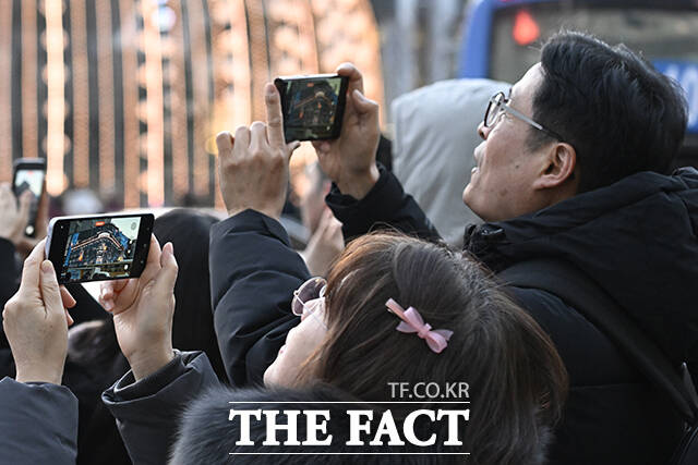 크리스마스 영상이 상연되는 신세계 백화점.