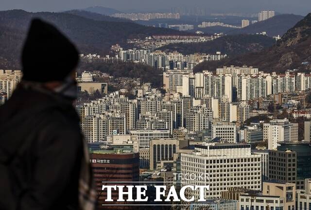 내년 1월부터 주택 매매계약 신고 관리가 강화된다. 공인중개사가 매매계약을 신고할 시 계약서와 계약금 입금 증빙자료 제출이 의무로 바뀐다. /뉴시스
