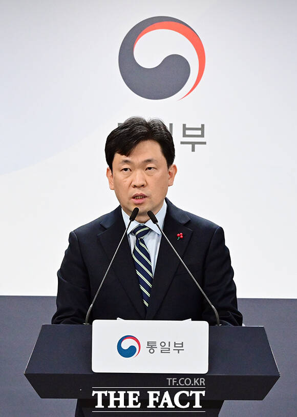 윤민호 통일부 대변인이 22일 오전 서울 종로구 정부서울청사에서 현안 관련 정례브리핑을 하고 있다. /임영무 기자