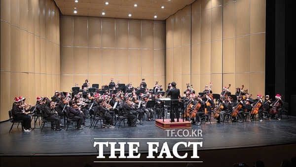 대전꿈의오케스트라가 21일 대전시립연정국악원 큰마당에서 제15회 정기연주회를 진행하고 있는 모습. /정예준 기자