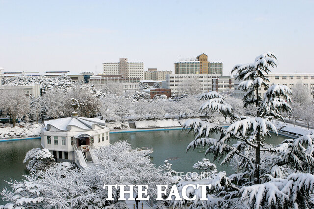 원광대학교 캠퍼스 수덕호 전경. /원광대