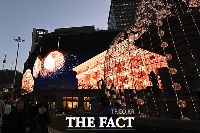 크리스마스 영상이 상연되는 신세계 백화점.