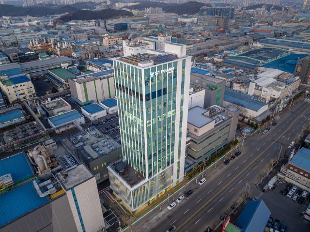 에스티팜은 최근 동아시아에서 주로 발생하는 중증열성혈소판감소증후군(SFTS)을 겨냥한 mRNA(메신저리보핵산) 백신 개발 프로젝트 핵심 파트너로 선정됐다. 사진은 에스티팜 반월 전경. /에스티팜