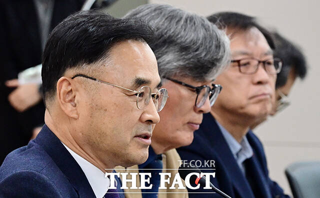 차정인 국가교육위원장(왼쪽)이 22일 오후 서울 종로구 정부서울청사에서 열린 민주시민교육 특별위원회 위촉식에 참석해 인사말을 하고 있다. /임영무 기자