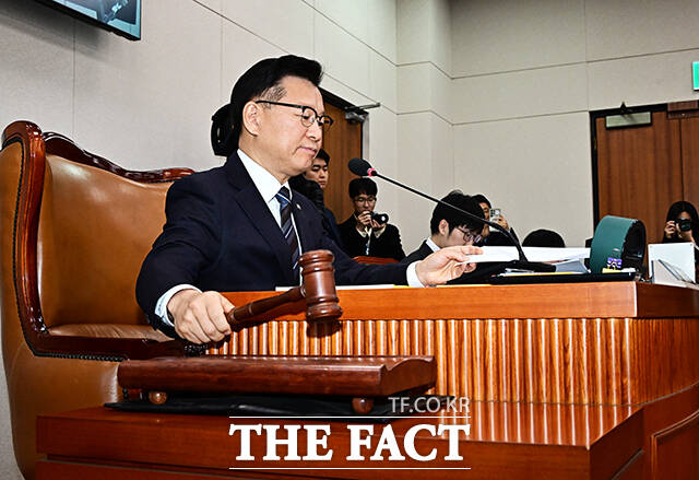 이양수 국조특위 위원장이 22일 오전 서울 여의도 국회에서 열린 ’12.29 여객기 참사 진상규명을 위한 국정조사특별위원회’ 전체회의에 참석해 안건을 의결하고 있다. /국회=배정한 기자