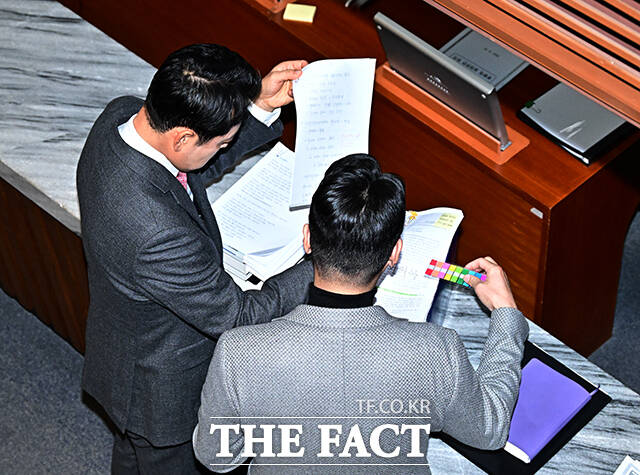 장동혁 국민의힘 대표가 22일 오전 서울 여의도 국회에서 열린 제430회국회(임시회) 제2차 본회의에서 참석해 ’12·3 윤석열 비상계엄 등에 대한 전담재판부 설치 및 제보자 보호 등에 관한 특별법안(대안) 수정안’에 대한 무제한 토론을 하고 있다. /국회=배정한 기자