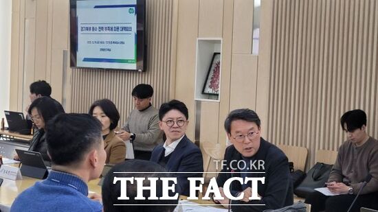19일 경기도 북부청사에서 열린 경기북부의 용수 및 전력 부족 문제를 해결하기 위한 대책회의에서 관계자들과 전문가들이 대안을 논의하고 있다. /경기도