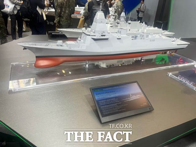 한국형 차기 구축함(KDDX) 사업자 선정 방식이 경쟁입찰 방식으로 결정됐다. 사진은 지난 5월 부산 벡스코에서 열린 2025 국제해양방위산업전(MADEX) HD현대중공업 부스에 전시된 한국형 차기 구축함(KDDX) 모형. /최의종 기자