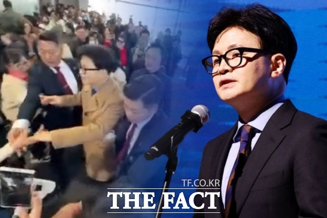 한동훈 전 국민의힘 대표가 21일 경기 고양시 킨텍스 그랜드볼룸에서 열린 토크콘서트에서 인사말을 하고 있다. /뉴시스