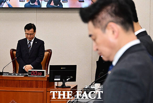 이양수 국조특위 위원장이 22일 오전 서울 여의도 국회에서 열린 ’12.29 여객기 참사 진상규명을 위한 국정조사특별위원회’ 전체회의에 참석해 안건을 의결하고 있다. /국회=배정한 기자