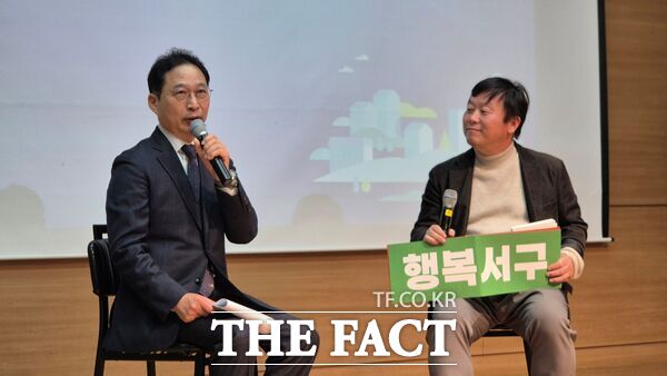 내년 지방선거에서 대전 서구청장 출마가 예상되는 주정봉 더불어민주당 대전시당 부위원장(왼쪽)이 20일 자신의 저서 '서구를 바꾸는 100가지 약속' 북콘서트를 열었다. /주정봉 부위원장