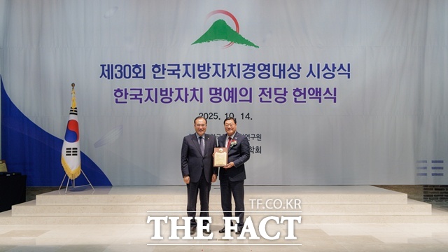 합천군이 제30회 한국지방자치경영대상에서 '행정혁신 부문 대상'을 수상하며 3년 연속 수상의 영예를 안았다. /합천군