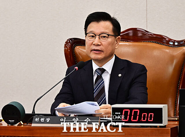 이양수 국조특위 위원장이 22일 오전 서울 여의도 국회에서 열린 ’12.29 여객기 참사 진상규명을 위한 국정조사특별위원회’ 전체회의에 참석해 안건을 의결하고 있다. /국회=배정한 기자