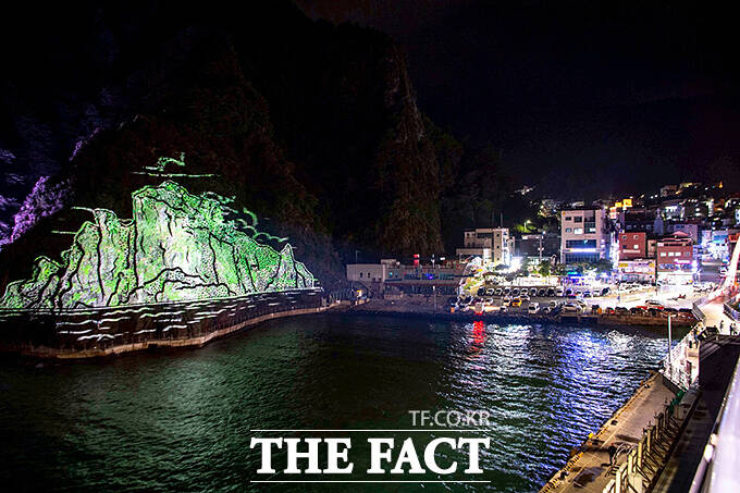 울릉군이 22일부터 상설운영하는 미디어 파사드. /울릉군