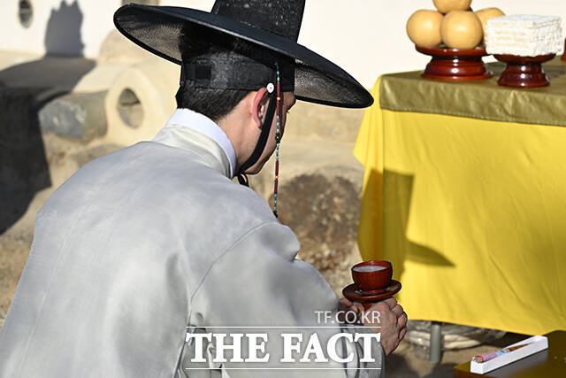 '동지'인 22일 국립민속박물관 오촌댁에서 열린 동지고사에서 진행자가 팥떡을 나누고 있다.