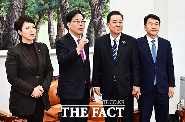 송언석 국민의힘 원내대표와 김병기 더불어민주당 원내대표가 22일 오후 서울 여의도 국회에서 통일교 특검 논의를 위한 여야 원내대표 회동을 하고 있다. 왼쪽부터 김은혜 국민의힘 원내정책수석부대표, 송 원내대표, 김 원내대표, 문진석 더불어민주당 원내운영수석부대표. /국회=배정한 기자