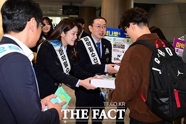 공항 이용객들에게 '마약밀수 근절' 캠페인 펼치는 관세청.