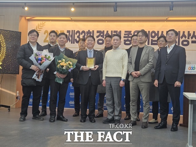 경제정의실천시민연합(경실련) 경제정의연구소는 '제33회 경실련 좋은기업상' 금속·비금속·화학 부문 최우수 기업으로 아세아시멘트㈜를 선정했다. 경실련 관계자들과 수상 기업 관계자들이 22일 오후 서울 종로구 경실련 강당에서 기념 촬영을 하고 있다. /김명주 기자