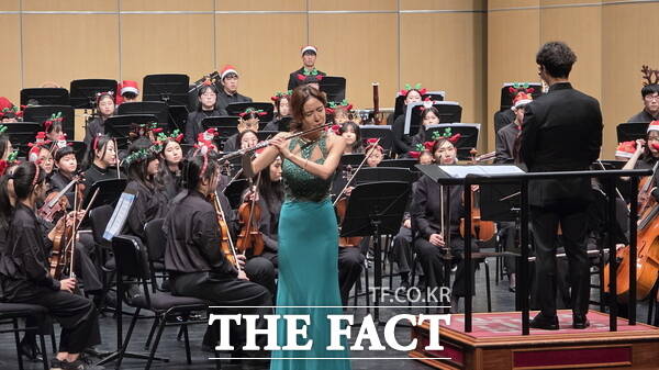 플루티스트 최나경이 21일 대전시립연정국악원 큰마당에서 열린 대전꿈의오케스트라 제15회 정기연주회에서 단원들과 협연을 벌이고 있는 모습. /정예준 기자