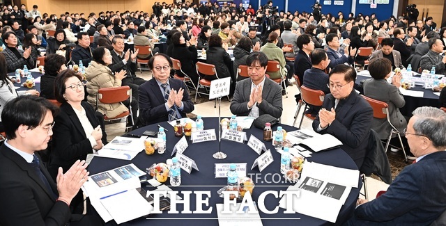 정책토론회가 열리고 있는 행사장에는 김장호 구미시장과 박교상 구미시의회 의장, 윤재호 경북상공회의소 회장을 비롯해 지역 기업 대표와 경제단체 관계자 등 150여 명이 자리를 가득 메웠다. /구미시