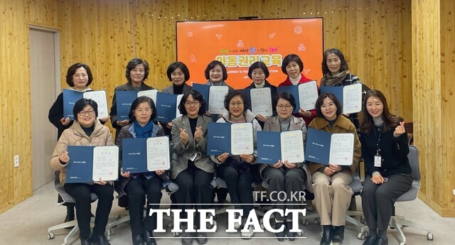 광주 동구가 아동위원 회의를 열고 기념사진을 찍고 있다. /광주 동구