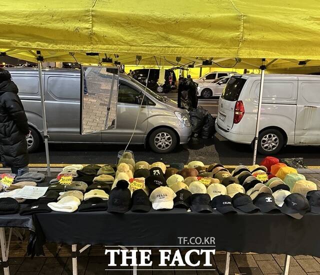 서울 중구는 지난달 17일부터 28일까지 약 2주간 이른바 노란천막으로 불리는 동대문 '새빛시장'에서 유명 브랜드 위조상품 합동단속을 벌였다./중구