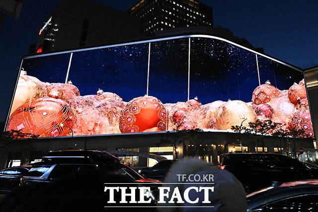 크리스마스 영상이 상연되는 신세계 백화점.