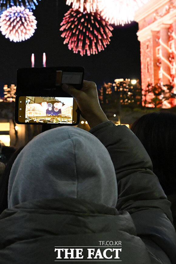 크리스마스 영상이 상연되는 신세계 백화점.