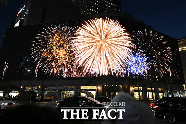 크리스마스 영상이 상연되는 신세계 백화점.