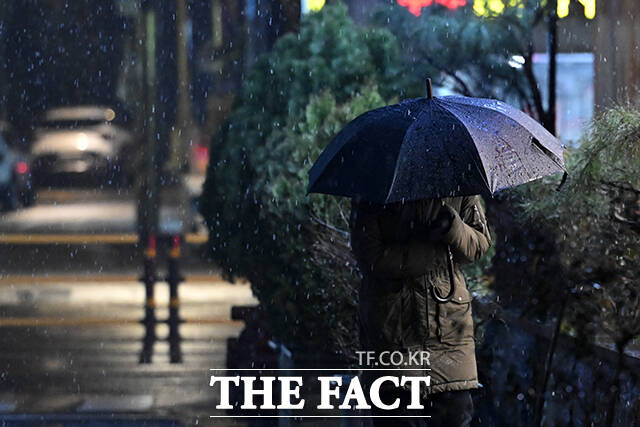 화요일인 23일 오후부터 전국 대부분 지역에 비가 내릴 것으로 전망된다. 아침 최저기온은 영하 6도~6도, 낮 최고기온 3도~15도의 분포를 보이겠다. /서예원 기자