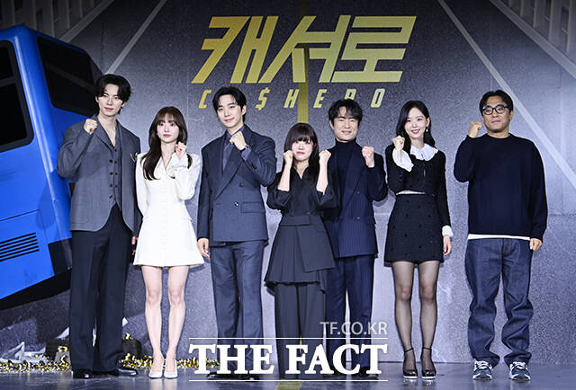 배우 이채민과, 김혜준, 이준호, 김향기, 김병철, 강한나(왼쪽부터)가 22일 오전 서울 강남구 웨스틴 서울 파르나스에서 열린 넷플릭스 새 시리즈 '캐셔로' 제작발표회에 참석해 포즈를 취하고 있다. /박헌우 기자