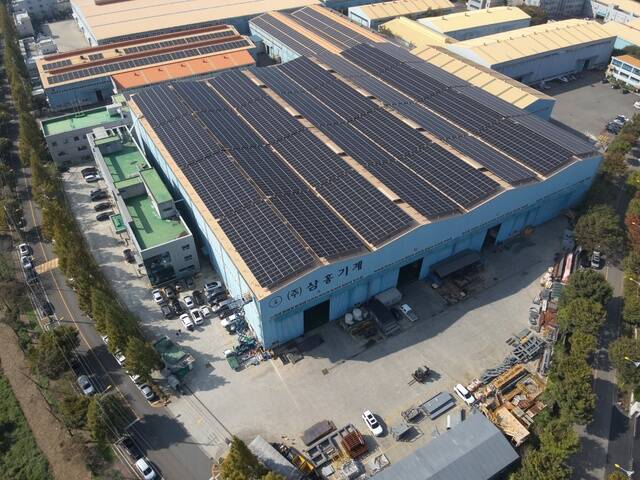기후에너지환경부는 22일 서울역 회의실에서 이호현 제2차관 주재로 지자체, 공공기관, 금융업계, 수요기업들과 함께 공장지붕 태양광 활성화를 위한 간담회를 열었다. 사진은 한국수력원자력(이하 한수원)이 창원 진북산업단지 내 삼홍기계 제2공장에 준공한 지붕태양광발전소 모습. /한수원