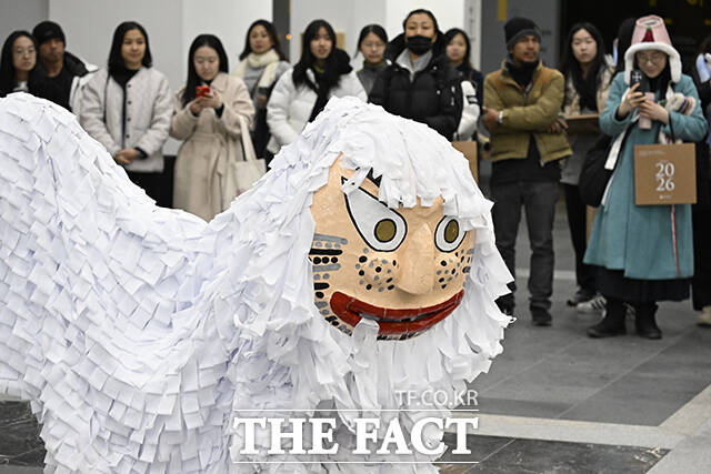 '동지'인 22일 국립민속박물관 오촌댁에서 열린 동지고사에서 진행자가 팥떡을 나누고 있다.