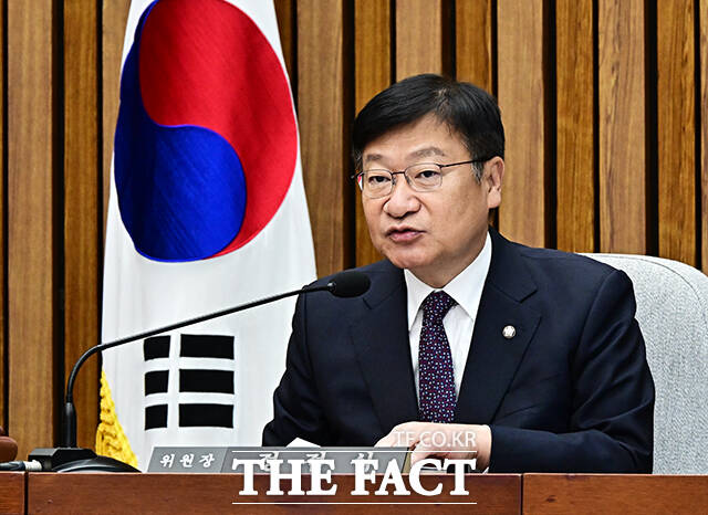 정점식 국회 인사청문특위 위원장(가운데)이 22일 오전 서울 여의도 국회에서 열린 감사원장(김호철) 임명동의에 관한 인사청문특별위원회 전체회의에 참석해 안건을 의결하고 있다. /국회=배정한 기자