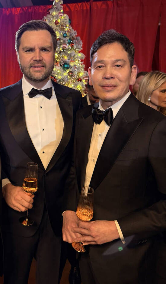 정용진 신세계그룹 회장(사진 오른쪽)이 J.D. 밴스 미국 부통령(왼족)을 만나 인공지능(AI) 협력 등을 논의했다. /신세계그룹