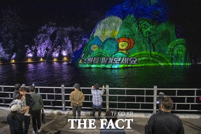 울릉군이 22일부터 상설운영하는 미디어 파사드. /울릉군