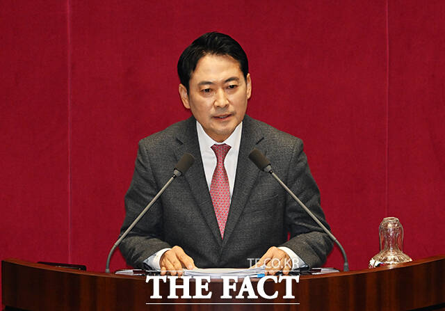 장동혁 국민의힘 대표가 22일 국회 본회의에 참석해 12·3 윤석열 비상계엄 등에 대한 전담재판부 설치 및 제보자 보호 등에 관한 특별법안(대안) 수정안에 대한 무제한 토론을 하고 있다. /배정한 기자