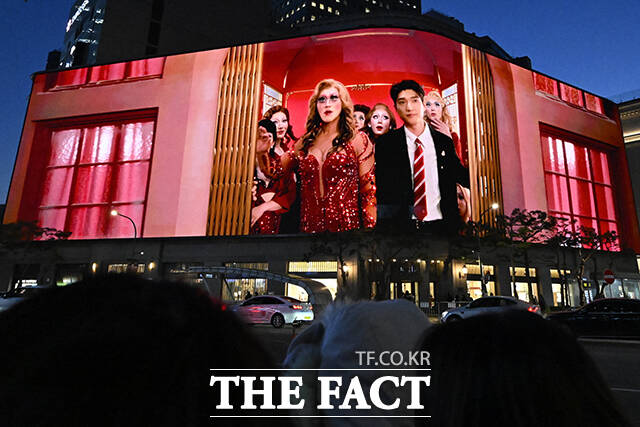 크리스마스 영상이 상연되는 신세계 백화점.