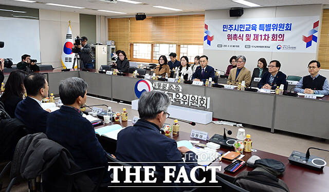 차정인 국가교육위원장(왼쪽)이 22일 오후 서울 종로구 정부서울청사에서 열린 민주시민교육 특별위원회 위촉식에 참석해 인사말을 하고 있다. /임영무 기자