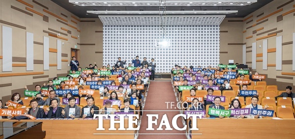 대전 서구청장 출마가 예상되는 주정봉 더불어민주당 대전시당 부위원장이 12월 20일 '서구를 바꾸는 100가지 약속' 북콘서트를 열었다. /주정봉 부위원장