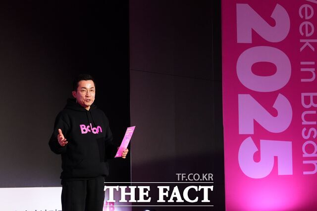 22일 시그니엘 부산에서 개최된 블록체인 위크 인 부산 2025 (BWB2025) 콘퍼런스에서 김상민 부산디지털자산거래소 대표(Bdan·비단)가 비단의 사업을 소개하고 있다./부산디지털자산거래소