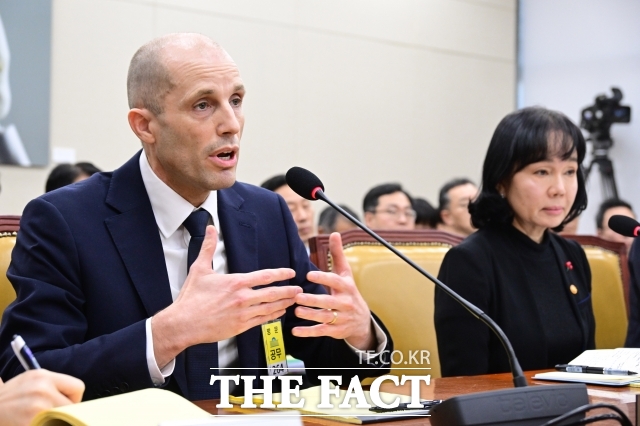 해롤드 로저스 쿠팡 대표이사(왼쪽)는 17일 서울 여의도 국회 과학기술정보방송통신위원회에서 열린 쿠팡 침해사고 관련 청문회에서 이번 개인정보 유출과 관련해 